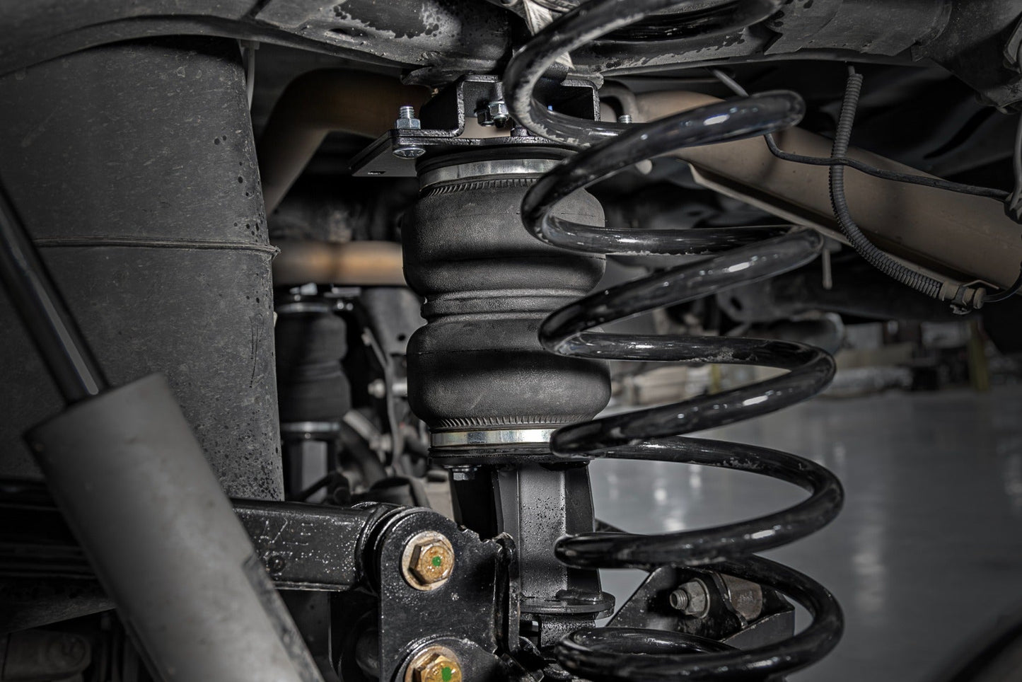 Rough Country (10032WC) Air Spring Kit w/compressor | Wireless Controller | Ram 1500 4WD (09-23 Classic)
