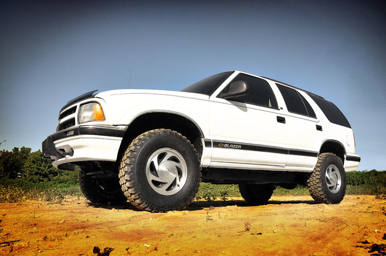 Rough Country (24230) 2.5 Inch Lift Kit | Chevy/GMC S10 Blazer/S10 Truck/S15 Jimmy 4WD