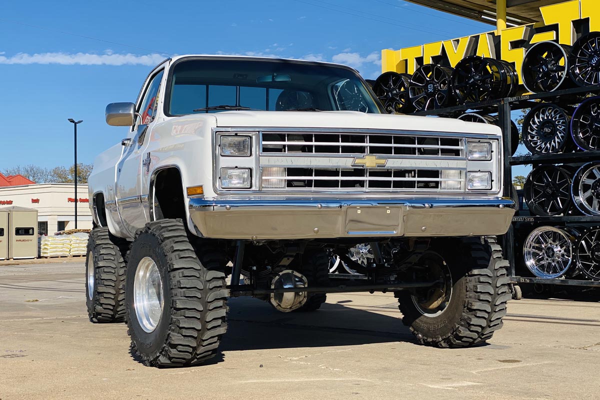Rough Country (20530) 6 Inch Lift Kit | 52" RR Springs | Chevy/GMC C10/K10 C15/K15 Truck/Jimmy (77-91)