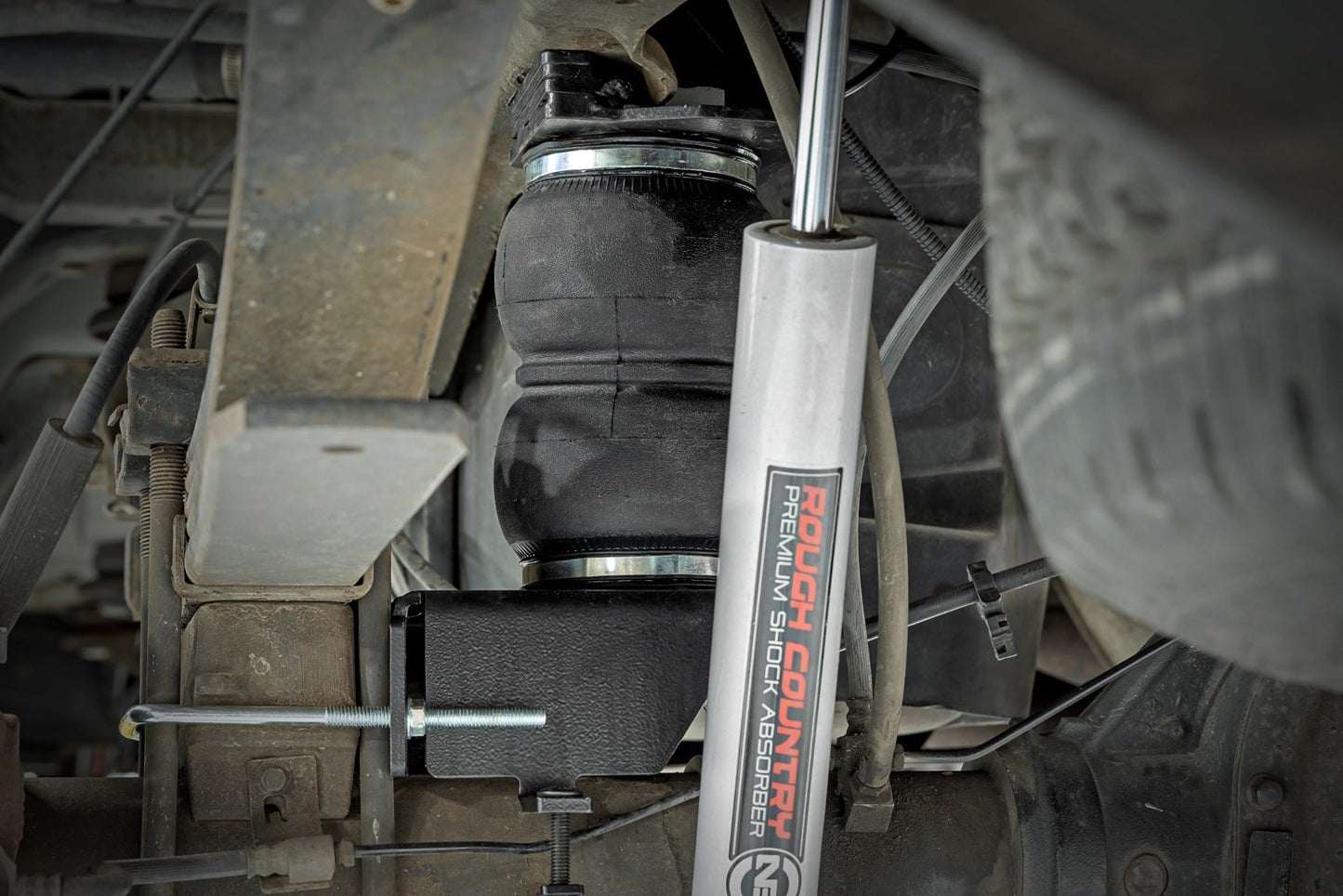 Rough Country (10020WC) Air Spring Kit w/compressor | Wireless Controller | 3-6" Lifts | Ford F-250/F-350 Super Duty (05-16)