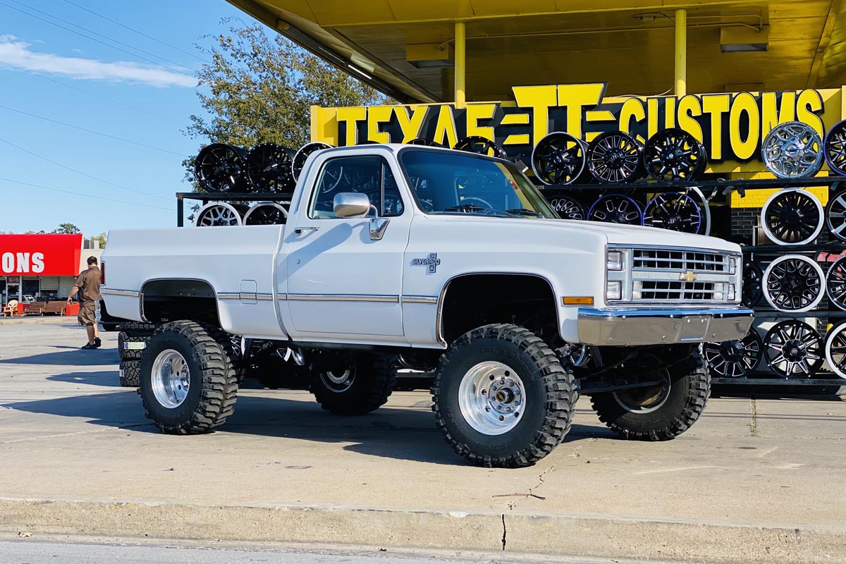 Rough Country (20530) 6 Inch Lift Kit | 52" RR Springs | Chevy/GMC C10/K10 C15/K15 Truck/Jimmy (77-91)
